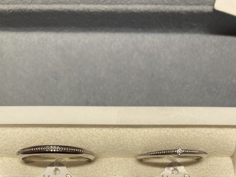 【ケイウノ ブライダル(K.UNO BRIDAL)の口コミ】 デザイン性のある指輪が多く、こちらはシンプルな造りにも関わらずミル打…