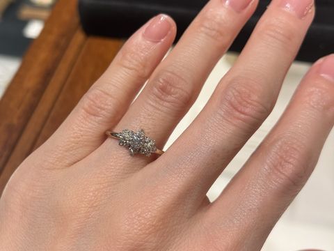 【AbHeri(アベリ)の口コミ】 婚約指輪としても店員さんがお勧めのfleursを試着させてもらいました。個…