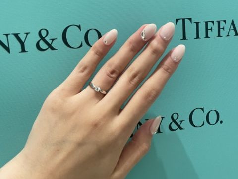 【ティファニー(Tiffany & Co.)の口コミ】 中心に大きめのダイヤがある王道のデザインです。王道デザインの中でもこ…
