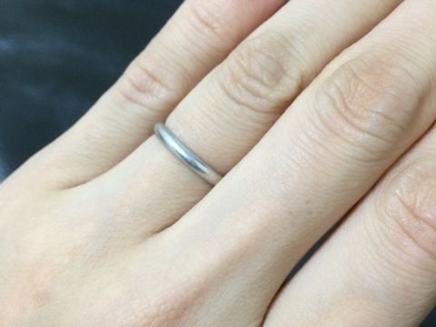 【カルティエ(Cartier)の口コミ】 購入以前より、指輪はシンプルなものがいいと彼と決めており、宝石が入っ…