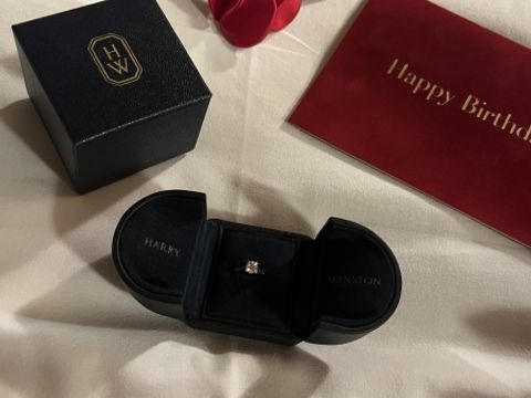 【ハリー・ウィンストン(Harry Winston)の口コミ】 ハリーウィンストンのソリティアリングは、とにかくダイヤの輝きが別格で…