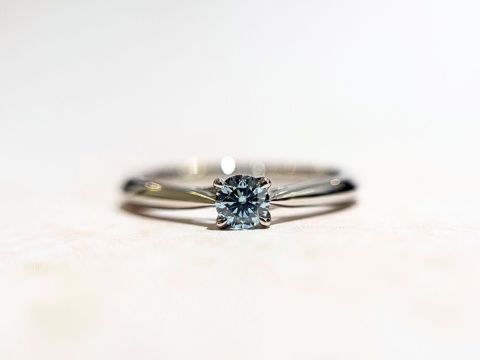 【CAFERING(カフェリング)の口コミ】 先に選んだ結婚指輪とセットリングとして販売されていて、シンプルかつ王…