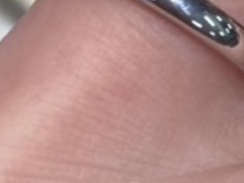 【ジュエリーツツミ(JEWELRY TSUTSUMI)の口コミ】 一粒ダイヤでストレート、シンプルなものを探していました。
同じデザイン…