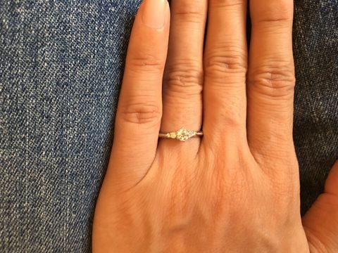 【エクセルコダイヤモンド(EXELCO DIAMOND)の口コミ】  ミル打ちのデザインがある為か 横から見ても綺麗に見えました。リング選…