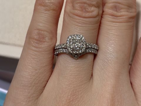 【ティファニー(Tiffany & Co.)の口コミ】 ティファニーならではの上品な輝きと、大ぶりのダイヤの存在感が重ね付け…