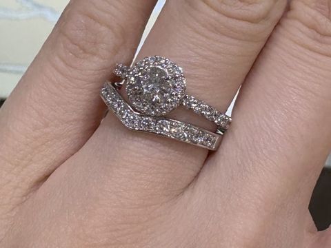 【宝寿堂(ほうじゅどう)の口コミ】 価格が良心的で、予算内でもしっかりとしたダイヤを選べたのが決め手でし…