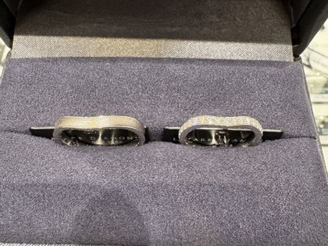 【ラザール ダイヤモンド(LAZARE DIAMOND)の口コミ】 ラザールのV字ラインの結婚指輪は、シンプルながらも手元にほどよいライン…