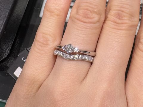 【ラザール ダイヤモンド(LAZARE DIAMOND)の口コミ】 V字ラインの指輪を試着した瞬間、思った以上に手元がすっきり見えて驚きま…