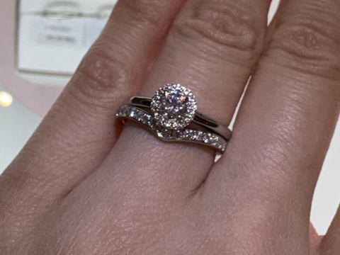 【アイプリモ(I-PRIMO)の口コミ】 結婚指輪のV字ラインは、手元を自然にほっそり見せてくれて、角度のバラン…