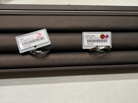 【アイプリモ(I-PRIMO)の口コミ】 デザインはシンプルながらひとくせあり、どんなシーンでもつけやすいが華…