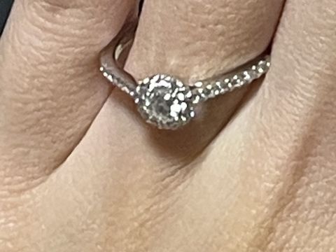 【グラフ(GRAFF)の口コミ】 大きいダイヤモンドの周りに小さいダイヤモンドがついており、ゴージャス…