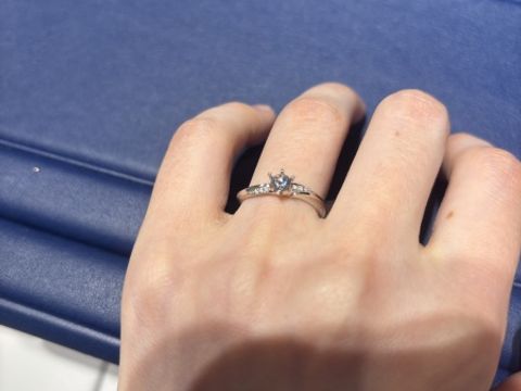【銀座ダイヤモンドシライシの口コミ】 シンプルとゴージャスさを併せ持っていて可愛い指輪でした！定員さんも丁…