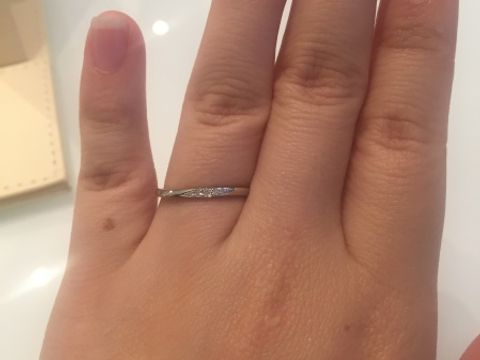 【RosettE(ロゼット)の口コミ】 少し細身で捻れた形になっている指輪でした。ダイヤモンドが少し入ってい…