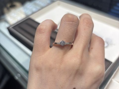 【アイプリモ(I-PRIMO)の口コミ】 2粒ずつのメレダイヤが可愛くダイヤモンドが映えるデザインでした。V字デ…