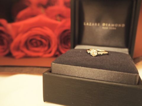 【ラザール ダイヤモンド(LAZARE DIAMOND)の口コミ】 メレダイヤは完全埋め込みで中心に向かって絞りがある、メインダイヤは立…