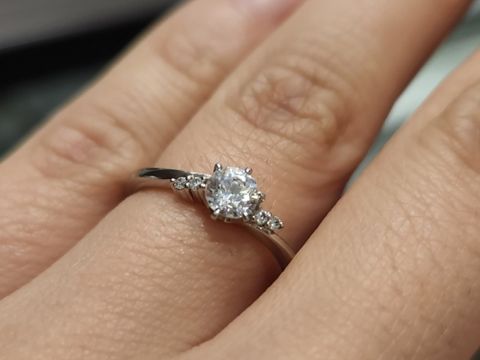 【アイプリモ(I-PRIMO)の口コミ】 シンプルで上品なデザインながら、センターダイヤとサイドの石がしっかり…