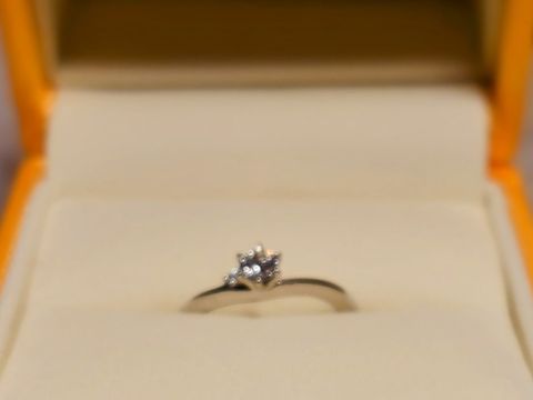 【ケイウノ ブライダル(K.UNO BRIDAL)の口コミ】 左のダイヤモンドがアクセントになっている
普段使いにも特別な日にも活躍…