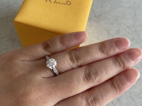 【ケイウノ ブライダル(K.UNO BRIDAL)の口コミ】 理想の雰囲気を伝え、一からデザイン画を作成頂き、オリジナルの婚約指輪…