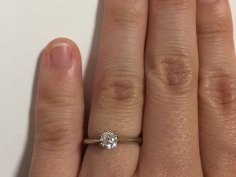 【銀座ダイヤモンドシライシの口コミ】 中心部に向かって、アームが細くなっているので、小さく短い指の私でも少…