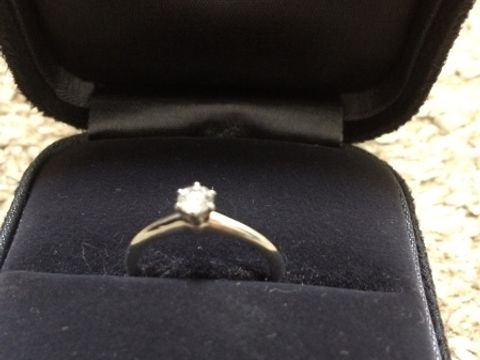 【ティファニー(Tiffany & Co.)の口コミ】 ザ・婚約指輪なリングが理想だったので、定番のダイヤ一粒のものを探して…