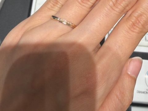 【銀座ダイヤモンドシライシの口コミ】 一見するとストレートですが、斜めに切れ込みがかかっており、ダイヤモン…