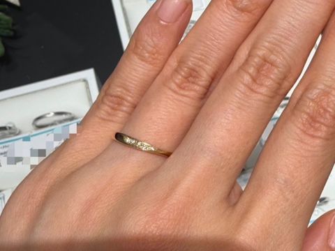 【銀座ダイヤモンドシライシの口コミ】 内側に若干カーブのあるデザインで、お色はイエローゴールドのものです。…