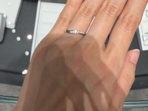 【銀座ダイヤモンドシライシの口コミ】 はじめに見たものと、ウェーブの形が若干異なるものでした。パッと見は同…