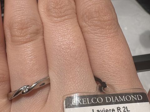 【エクセルコダイヤモンド(EXELCO DIAMOND)の口コミ】 ミル打ちが気になっていたので、出していただきました。中央のダイヤの輝…