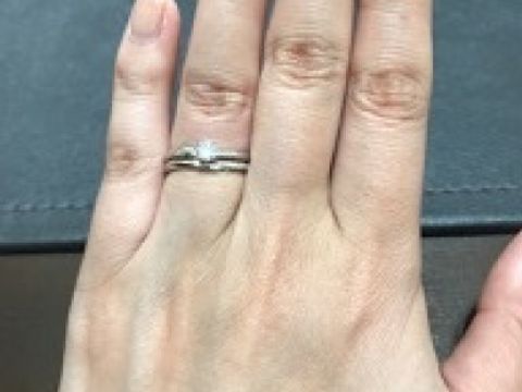 【俄(にわか)の口コミ】 セットリングということもあり、つけたときの2つのリングの重なり方やデザ…