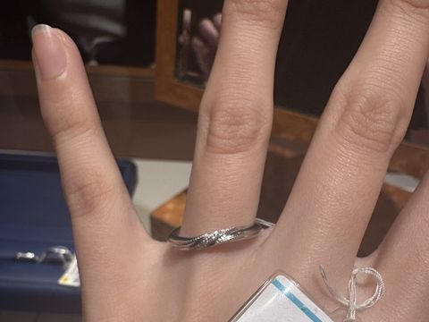 【銀座ダイヤモンドシライシの口コミ】 斜めに入ったミル打ちと、ダイヤの並びが気に入りました。ミル打ちの間に…