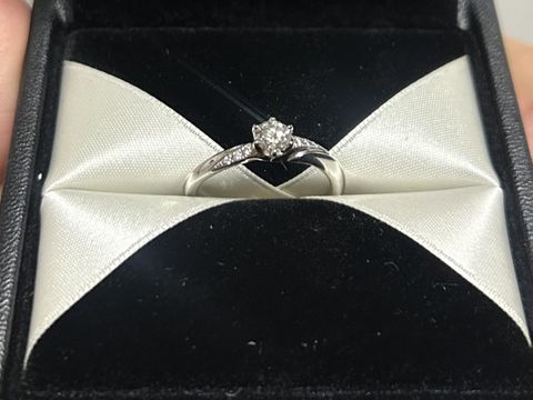 【エクセルコダイヤモンド(EXELCO DIAMOND)の口コミ】 緩やかにウェーブがかかっており、どんな指の人にも合いやすいと思います…