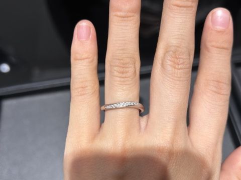 【エクセルコダイヤモンド(EXELCO DIAMOND)の口コミ】 緩やかなウェーブと、横に長く続くダイヤが上品で可愛らしいです。
派手で…