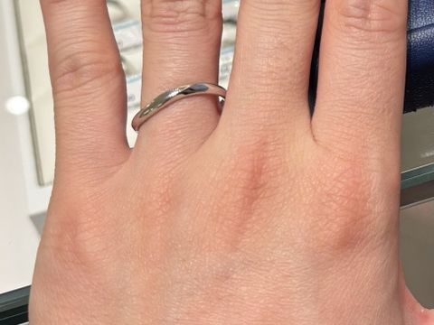 【銀座ダイヤモンドシライシの口コミ】 シンプルめのデザインを探していました。店舗でスタッフさんに様々な指輪…