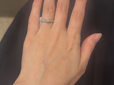 【ヴァン クリーフ＆アーペル(Van Cleef & Arpels)の口コミ】 ベーシックでクラシカルなデザインながらも、中央だけでなくサイドもきら…