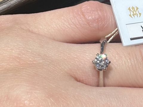 【モニッケンダム(MONNICKENDAM)の口コミ】 王道の一粒ダイヤを試着させていただきました。モニッケンダムならではの…