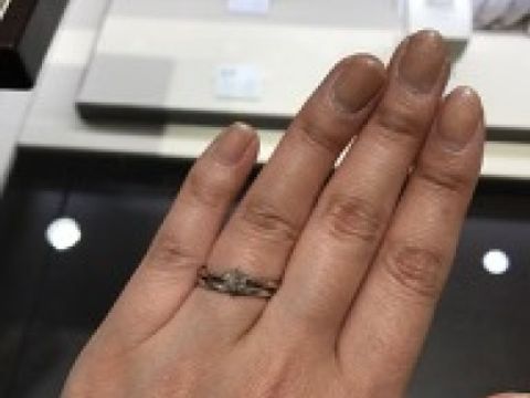 【俄(にわか)の口コミ】 エンゲージは真ん中にダイヤがある一粒タイプのものです。シンプルですが…