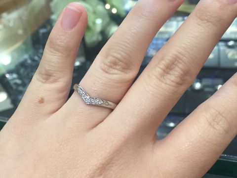 【YUKIZAKI BRIDAL(ユキザキブライダル)の口コミ】 シンプルで少しダイヤが入っているような指輪を探していました。
私の希望…