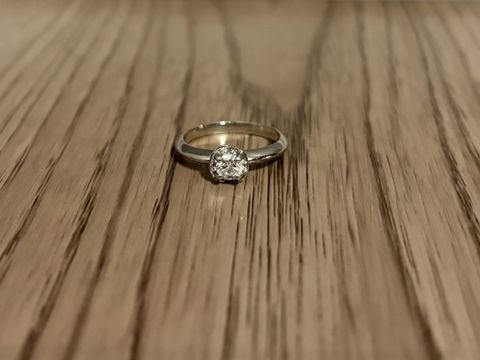 【ブルガリ(BVLGARI)の口コミ】 シンプルながら空きのこないデザインてお気に入りです。
メインのダイヤモ…