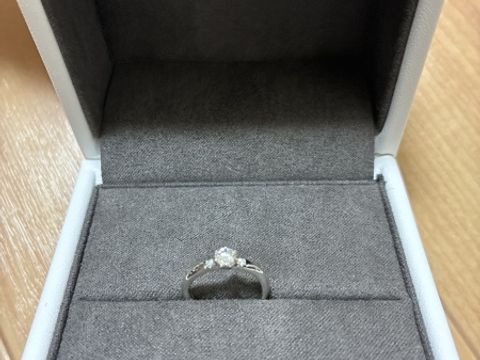 【BIJOUPIKO(ビジュピコ)の口コミ】 シンプルなデザインだからこそ、美しさが際立つ指輪だと思います。彼女の…