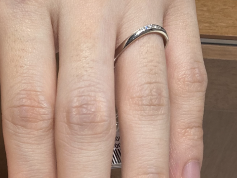 【銀座ダイヤモンドシライシの口コミ】 王道のシンプルなデザインです。銀座ダイヤモンドシライシは母親世代も知…