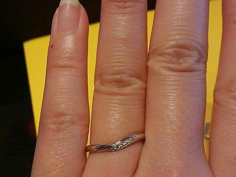 【ケイウノ ブライダル(K.UNO BRIDAL)の口コミ】 この指輪は中央にゴールドのラインが入っていますが、ホームページなどの…
