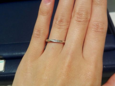 【銀座ダイヤモンドシライシの口コミ】 今回紹介いただいたブーケという商品のデザインには一目惚れでした。真正…