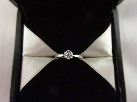 【エクセルコダイヤモンド(EXELCO DIAMOND)の口コミ】 エクセルコさんのダイヤは虹色っぽくキラキラ輝いていて綺麗だったのと、…