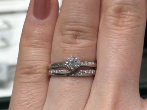 【アイプリモ(I-PRIMO)の口コミ】 婚約指輪の重ね付けを重視していたのでU字タイプの物をチョイス。緩やかな…