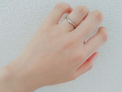【俄(にわか)の口コミ】 ダイヤ有りとなしのシンプルなタイプとすごーく迷ったが、婚約指輪と合わ…