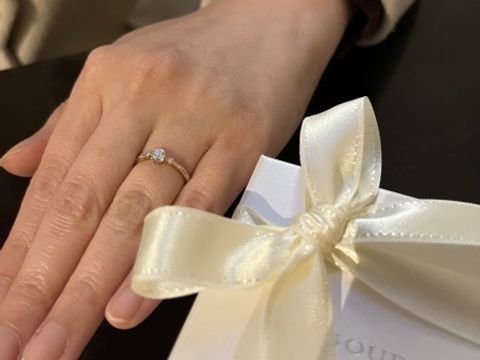 【TOWA(永遠)の口コミ】 桜の花の形と葉っぱがダイヤモンドで表現されていてとても素敵だった。ラ…