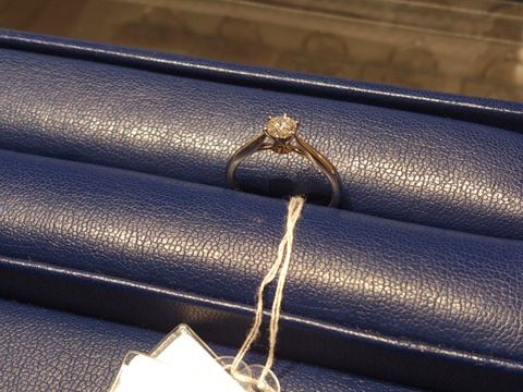 【銀座ダイヤモンドシライシの口コミ】 シンプルで、ダイヤモンドの輝きが素晴らしいです。
アームがダイヤモンド…