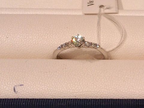 【ヴァンドーム青山(VENDOME AOYAMA)の口コミ】 連なったダイヤモンドがとても綺麗なリングです。
中央のダイヤモンドに向…