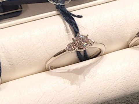 【ROYAL ASSCHER(ロイヤル・アッシャー)の口コミ】 ダイヤモンド自体が白くて強い輝きを放っており、とても綺麗です。
中央の…