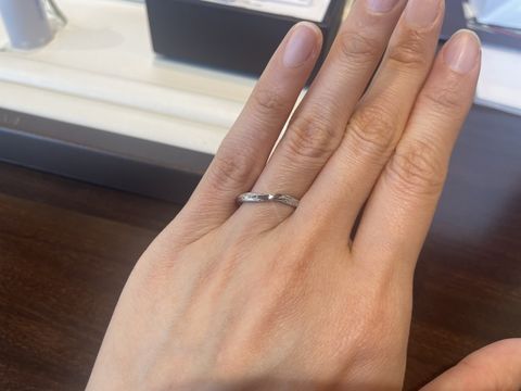【俄(にわか)の口コミ】 シンプルながら、指輪の両側面にメレダイヤモンドがキラッと光るのが綺麗…